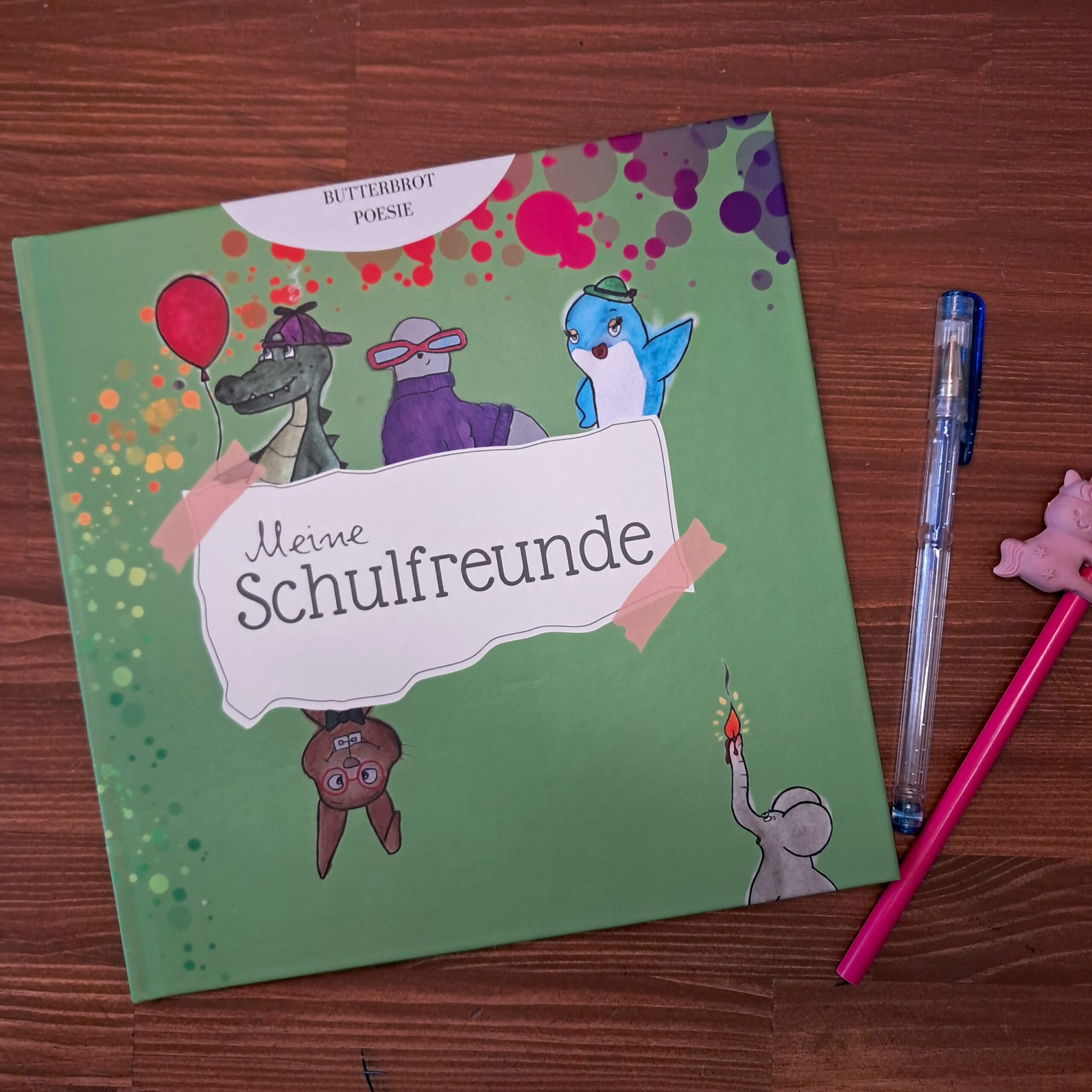 Freundebuch für Schulkinder – „Meine Schulfreunde“ von Butterbrotpoesie mit liebevoll illustrierten Tierfiguren auf grünem Cover. Perfekt als Geschenk zur Einschulung oder für die Grundschule, um Freundschaften festzuhalten