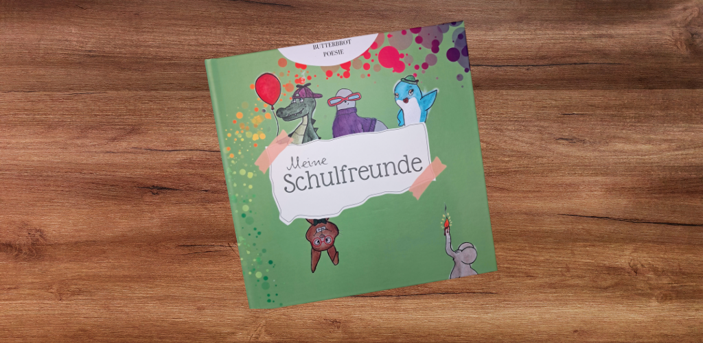 Cover eines Schulfreundebuchs mit handgemalten Figuren, bunt und farbenfroh