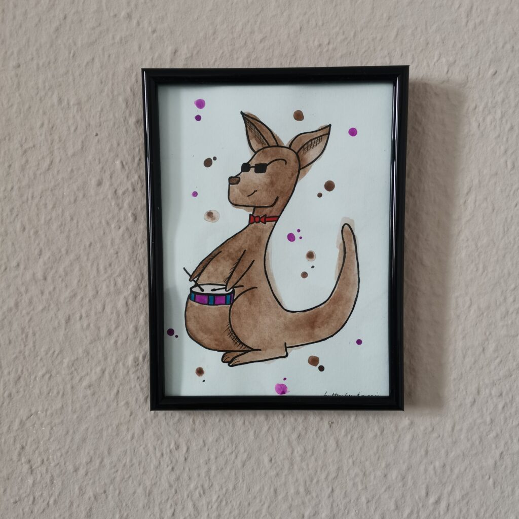 Handgemaltes Känguru mit Trommel und Sonnenbrille, Aquarellbild von butterbrotpoesie. Auftragsbild