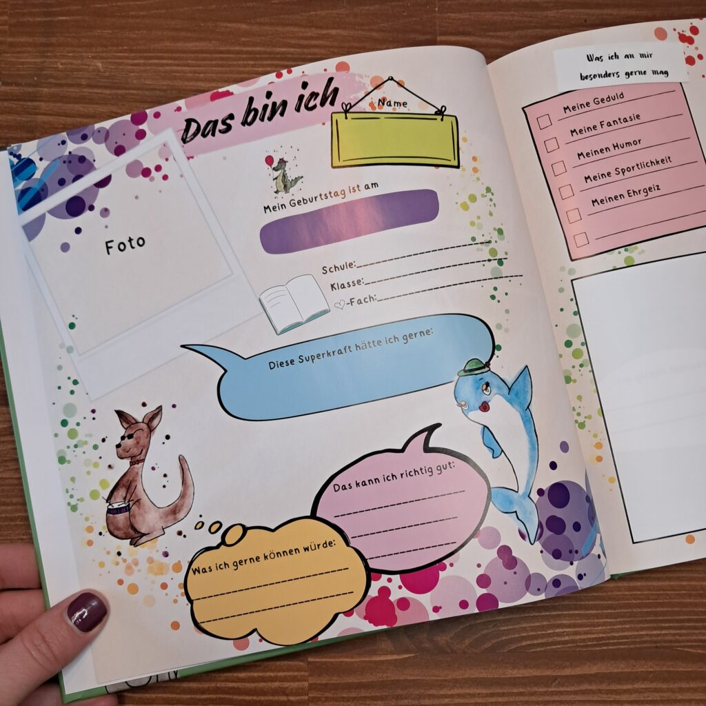 Innenansicht eines bunten Freundebuchs für Schulkinder